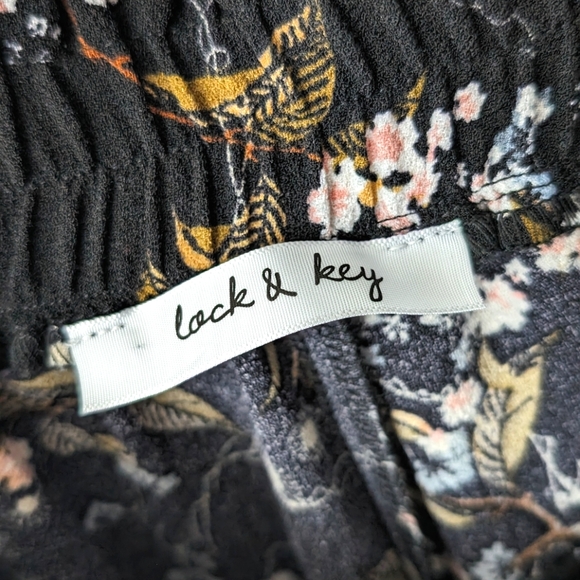 Lock & Key Floral Capri Pants (Size M/L) - Picture 3 of 4
